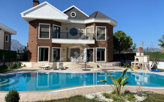 Luxurious 4+1 Villa with Pool in Düzlerçamı, Döşemealtı, Antalya