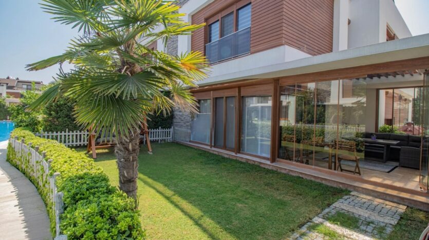 6+1 Triplex Villa for Sale in Molla Yusuf, Konyaaltı, Antalya